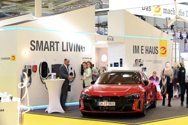 Das 100&nbsp;m2 gro&szlig;e, begehbare E-Haus des Zentralverbands der Deutschen Elektro- und &shy;Informationstechnischen Hand&shy;werke (ZVEH). fokussiert sich in diesem Jahr auf den &shy;Einsatz von KI.