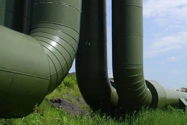 Gr&uuml;ne Fernw&auml;rmeleitung in Landschaft