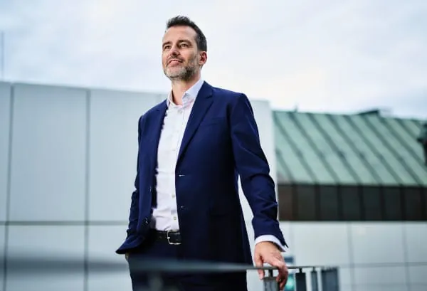 Dominik Hartmann, Co-CEO von OneQrew.