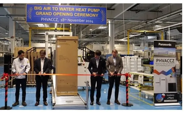 Tetsumasa Mizuta, Panasonic HVAC Tschechien, Enrique Vilamitjana, Managing Director Sales, PHVACEU, Hiroshi Komatsubara, CEO des HVAC-Geschäfts von Panasonic in Europa, und Andrea Cetrone, Managing Director PHVACFR/IT and TECNAIR Management, durchschnitten gemeinsam das Band.