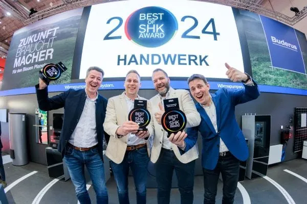 Die Gewinner des &bdquo;Best of SHK Award 2024 f&uuml;r das Handwerk&ldquo; sind die Sinning Haustechnik GmbH aus M&ouml;dingen, die Ulland GmbH aus Ahaus-Alst&auml;tte und die Scheel-Haustechnik GmbH & Co. KG aus Itzehoe: Armin Sinning, Dominik Terhaar, Christoph Ulland und Joachim Scheel (v. l.).