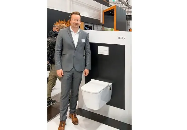 Peter Fehlings (Geschäftsführer der Tece GmbH) – hier vor einem der Highlight-Produkte, dem Dusch-WC TECEneo – freut sich auf viele persönliche Gespräche auf der GET Nord in Hamburg.