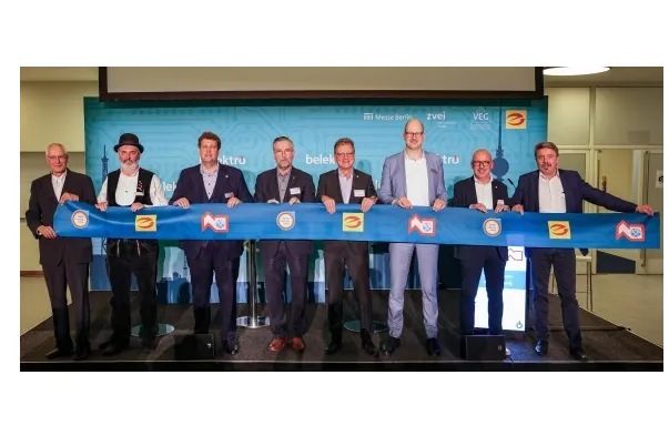 Die Innungen haben einen neuen Kooperationsvertrag besiegelt: C. Rehlinger, K. Kirchhoff, S. Ziemann, C. Joschko, A.Koch-Martin,S. Bobinski, A. Schuh, N. Band (v. l.).