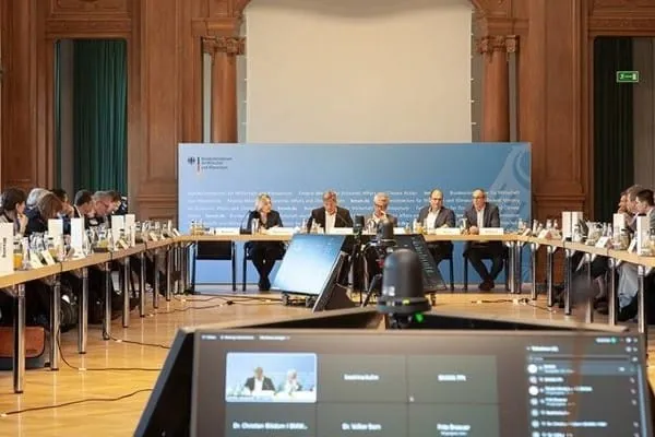 Politiker und Branchenvertreter sitzen an zum U aufgestellten Tischen im Wirtschaftsministerium.