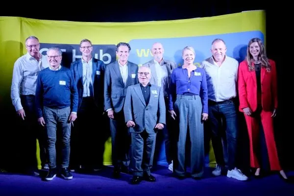 Freuen sich auf den neuen GT Hub am Allg&auml;u Airport, von links Steffen M&uuml;ller, Markus Schmidt (beide Alois M&uuml;ller), Dr. Stefan Lenz (GT Hub), Peter Reisacher (Reisacher), Johannes Remmele (S&uuml;dpack), Andreas Haas (Kutter), Carolin Grimbacher (S&uuml;dpack), Andreas M&uuml;ller (Alois M&uuml;ller) und Corinna Tappe (GT Hub). 