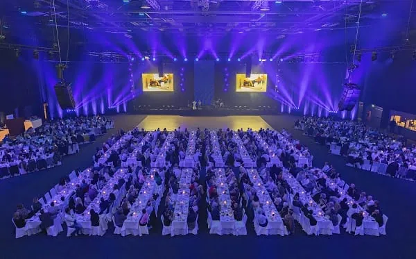 &Uuml;ber 800 ehemalige und aktive Hansgrohe Mitarbeiterinnen und Mitarbeiter sowie ihre Partner feierten am 9. November 2024 in der Europa-Park Arena in Rust ihre Betriebsjubil&auml;en. 