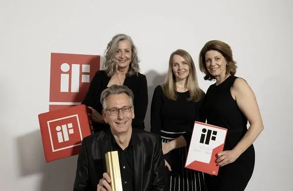 Thorsten Stute (Gesch&auml;ftsf&uuml;hrer Hewi), Christiane K&uuml;per (Bereichsleitung Brand + Sales), Ann-Kristin Block (Leitung Marketing) und Christina Marpe-Engelhardt (Assistenz der Gesch&auml;ftsf&uuml;hrung) bei der Preisverleihung der iF Design Awards 2024 (v.l.).