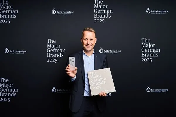 Bette Marketingchef Sven Rensinghoff mit dem Buchband „The Major German Brands 2025“.