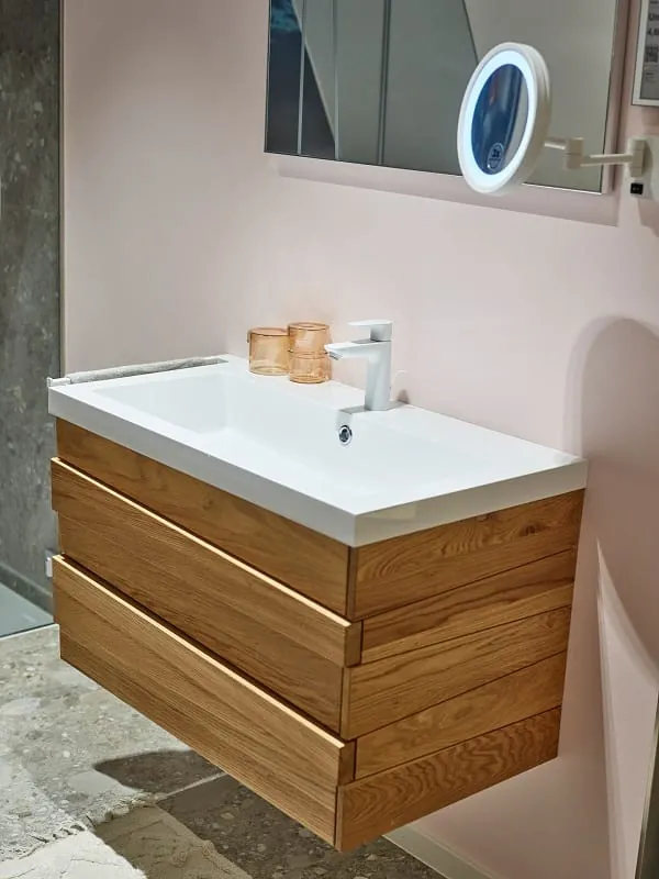 Grafische Fronten und Rillenstrukturen sind momentan immer h&auml;ufiger zu sehen. Die Verwendung von Echth&ouml;lzern und Naturmaterialien liegt aktuell sehr im Trend. 