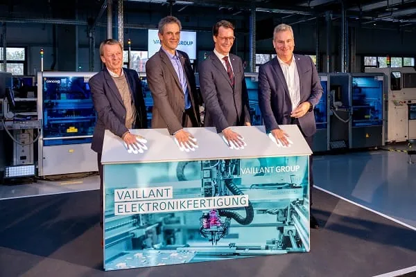 NRW-Ministerpr&auml;sident W&uuml;st, Remscheids Oberb&uuml;rgermeister Mast-Weisz und die Vaillant Group Gesch&auml;ftsf&uuml;hrer Dr.-Ing. Norbert Schiedeck und Klaus K&ouml;nig nehmen offiziell die neue Elektronikfabrik des Heiztechnikspezialisten in Betrieb.
