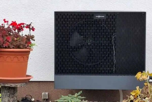 Luft/-Wasser-Wärmepumpe im Vorgarten eines Einfamiliehauses