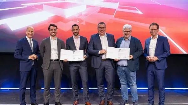 v.l.: Wirtschaftsminister Martin Kocher, Philipp Rupp &ndash; Projektingenieur bei Weider W&auml;rmepumpen GmbH, Niklas Brucker &ndash; Gesch&auml;ftsf&uuml;hrer von Bruckner Haustechnik GmbH, Gerrit Boyer &ndash; Gesch&auml;ftsf&uuml;hrer von drexel und weiss energieeffiziente Haustechniksysteme GmbH, Lucas Rupp &ndash; Gesch&auml;ftsf&uuml;hrer von Weider W&auml;rmepumpen GmbH, Franz Z&ouml;chbauer (Bereichsleiter Corporate Innovation, Verbund)