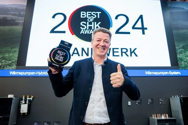 Von der Sinning Haustechnik GmbH Gesch&auml;ftsf&uuml;hrer und Inhaber Armin Sinning mit der Auszeichnung &bdquo;Best of SHK Award 2024&ldquo; im Bereich Handwerk.