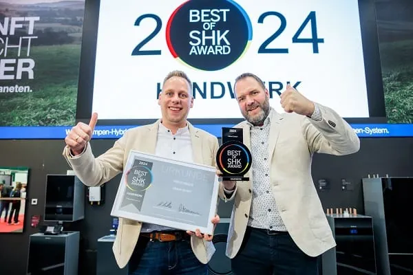 Von der Ulland GmbH Gesch&auml;ftsf&uuml;hrer und Inhaber Christoph Ulland und Gesch&auml;ftsf&uuml;hrer Dominik Terhaar mit der Auszeichnung &bdquo;Best of SHK Award 2024&ldquo; im Bereich Handwerk (v. r.).