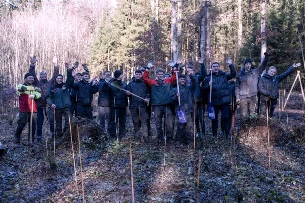 Gemeinsam nachhaltig anpacken: 13 Auszubildende von KESSEL halfen mit Engagement und Spaß beim Wiederaufforstungsprojekt in der Nähe des Firmensitzes.