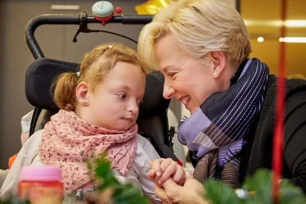  Der ambulante Kinder- und Jugendhospizdienst D&uuml;sseldorf begleitet Kinder, Jugendliche und junge Erwachsene mit lebensverk&uuml;rzender Frau mit Kind: Erkrankung und ihre Familien auf ihrem Lebensweg.