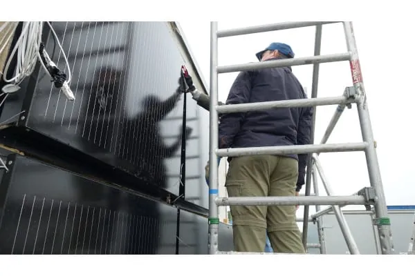 Installation der PV-Elemente. Das Forschungsteam entwickelte eine Variante mit einem Dämmmaterial aus Hanffasern und einmal mit einem Dämmmaterial aus Pilzwerkstoff.