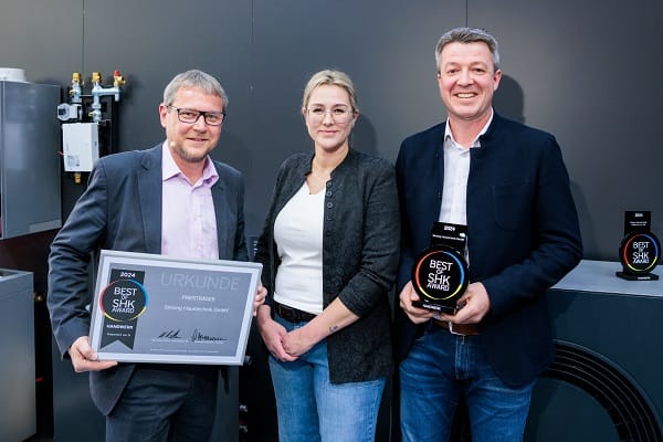 Armin Sinning mit der Auszeichnung „Best of SHK Award 2024“ im Bereich Handwerk (rechts). Die Laudatio sprach Lena Hinz, SHK-Unternehmerin, Fachjurymitglied und im Jahr 2022 selbst Gewinnerin des „Best of SHK Award“ für das Handwerk. Si-Chefredakteur Maximilian Döller (links).