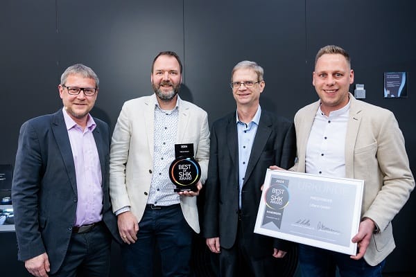 Die Geschäftsführer Christoph Ulland (2. v. l.) und Dominik Terhaar (rechts) mit der Auszeichnung „Best of SHK Award 2024“ im Bereich Handwerk. Die Laudatio sprach der stv. Si-Chefredakteur Marcus Lauster (2. V. r.). Si-Chefredakteur Maximilian Döller (links).