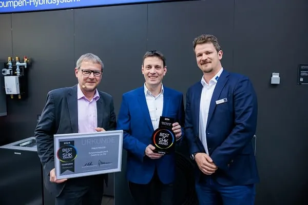 Ebenfalls mit dem &bdquo;Best of SHK Award 2024&ldquo; im Bereich Handwerk ausgezeichnet wurde Joachim Scheel. Die Laudatio hielt Valentin Richter, Leiter der Buderus-Niederlassung Hamburg (rechts). Si-Chefredakteur Maximilian D&ouml;ller (links).
