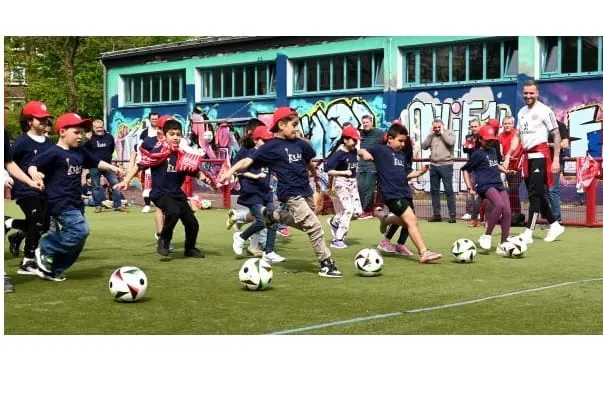 Erfahrene Jugend-Fu&szlig;balltrainer u. a. Fortuna-Legenden bieten w&ouml;chentliche, kostenlose Trainings an.