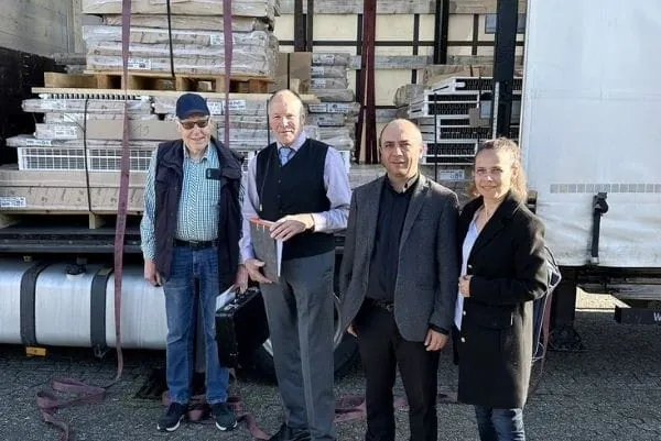 Brötje-Geschäftsführer und Kirchenvertreter Caritas in Rumänien vor angelieferter Heizkörper-Spende.