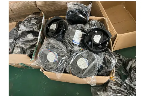 Bei der Razzia wurden &uuml;ber 300 Ventilatoren und rund 500 ebm-papst-Etikette sichergestellt.