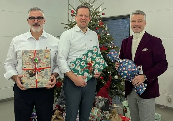Gesch&auml;ftsf&uuml;hrer G. Rieger, J. Girrbach und V. R&uuml;hle (v.l.) freuen sich &uuml;ber die Spendenbereitschaft der Belegschaft.