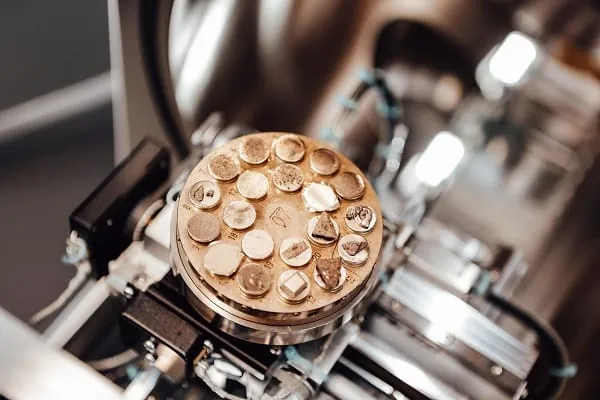 Asbest ist ein betr&auml;chtliches Gesundheitsrisiko f&uuml;r Handwerker w&auml;hrend Sanierungsarbeiten- Eine schnelle und verl&auml;ssliche Analyse entsprechender Materialproben ist daher ein besonders wichtiges Angebot.