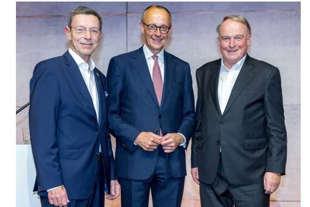 CDU-Vorsitzender und -Kanzlerkandidat Friedrich Merz (Mitte) sprach auf Einladung von Walter Viegener (Viega Holding GmbH & Co.KG; rechts) und Dr. Rolf-Eugen König (Geschäftsführer Eugen König GmbH) zur Perspektive des Mittelstands und zur Zukunft der Baubranche.
