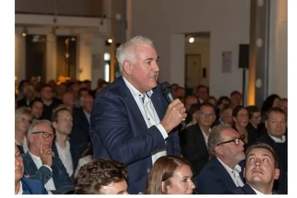 Intensiv nutzten die Besuchenden der Diskussionsveranstaltung die Möglichkeit, Friedrich Merz zu Eckpfeilern seiner Wirtschaftspolitik zu befragen, wenn er Kanzler würde.