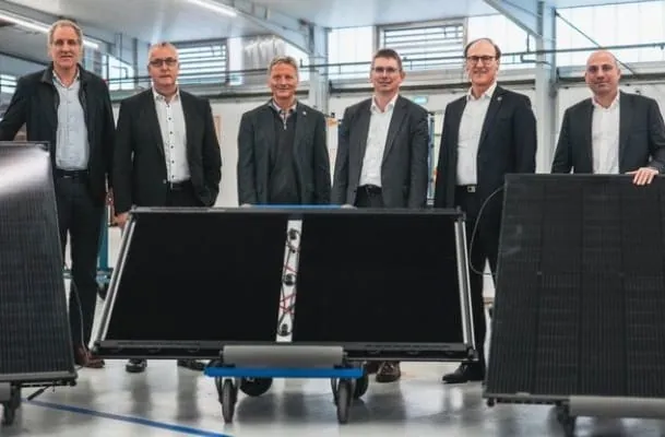 Die Geschäftsführung von AKG und Consolar in der Fertigungshalle der neuen Solink-PVT-Kollektorenlinie in Hofgeismar.