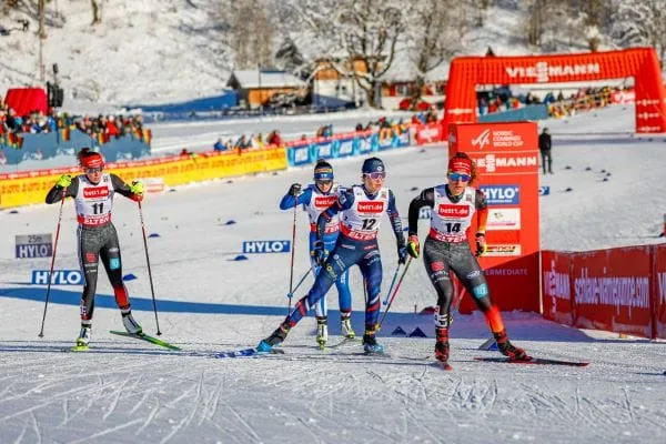 Wintersportlocation: 4 Skil&auml;uferinnen beim Zieleinlauf eines Wettbewerbs. Werbebanner von Sponsor Viessmann