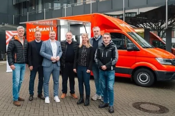Vertreter Viessmann, Stadtwerke, Handwerk vor orangen Viessmann-Transporter