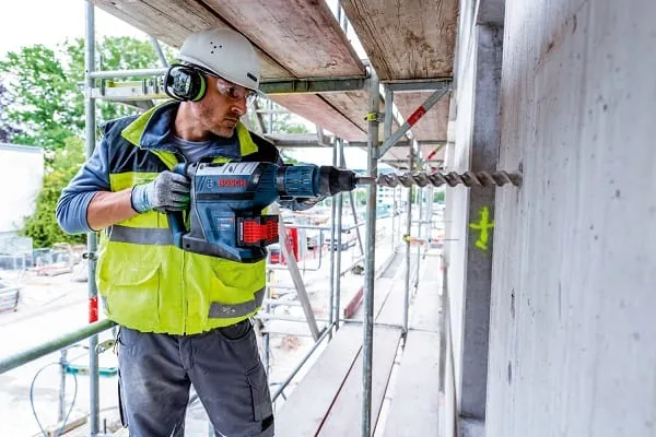 L&ouml;cher von bis zu 45 mm Durchmesser sind mit dem Biturbo-Bohrhammer GBH 18V-45 C Professional von Bosch kein Problem.