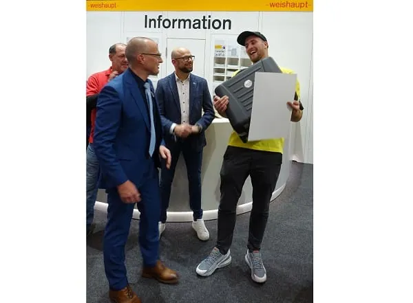 David-André Echelmeyer (l.), Schulungsleiter der Weishaupt Niederlassung Hamburg, überreichte dem Bundessieger Maximilian Becker einen Werkzeugkoffer. Die Zweit- und Drittplatzierten erhielten je eine Werkzeug-Wickeltasche.
