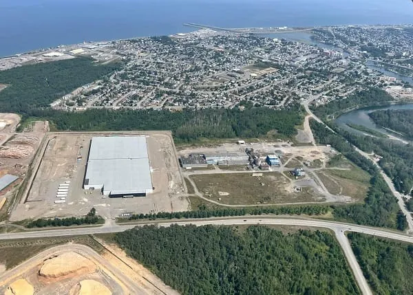 Die Lage des neuen Werks direkt am Sankt-Lorenz-Strom erleichtert die Logistik sowie den Warentransport und spart jährlich bis zu 1.500 t CO₂ ein.