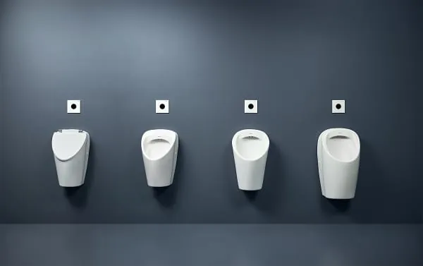 Die neuen Geberit Renova Urinale v.l.: S (mit und ohne Deckel), M und L. Sp&uuml;lrandloses Design und innovative Technik f&uuml;r hohe Hygiene und flexible Einsatzm&ouml;glichkeiten &ndash; ideal f&uuml;r private und &ouml;ffentliche Sanit&auml;rbereiche.
