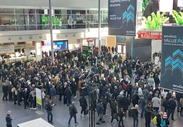 Bereits kurz vor dem morgendlichen Messebeginn um 9:30 Uhr herrschte großer Andrang am Eingang West.