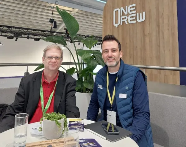 Zeit für ein Gespräch auf dem Messestand der OneQrew: Si-Redakteur Marcus Lauster und CEO Dominik Hartmann (v. l.).