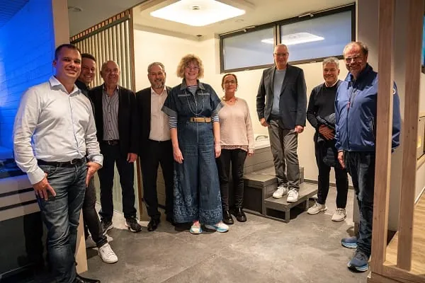 v.l.: Knut Keymer (Direktor Organisation, VfL Bochum 1848), Julian Pallasch (stellv.Gesch&auml;ftsleitung &bdquo;Bad & Wellness&ldquo;, Hasenkamp), Volker Goldmann (Mitglied des Pr&auml;sidiums /Vorsitzender des Wirtschaftsrats, VfL Bochum 1848), Ilja Kaenzig (Sprecher der Gesch&auml;ftsf&uuml;hrung, VfLBochum 1848), Lisa P&ouml;tter (Gesch&auml;ftsleitung &bdquo;Bad & Wellness&ldquo;, Hasenkamp), Jutta Kemper (Mitglied des Wirtschaftsrats, VfL Bochum 1848), Dr. Uwe Vork&ouml;tter (Mitglied des Wirtschaftsrats, VfL Bochum 1848), Uwe Tigges (Mitglied des Vorstands / stellvertretender Aufsichtsratsvorsitzender, VfL Bochum 1848), Heinz Hasenkamp (gesch&auml;ftsf&uuml;hrender Gesellschafter, Hasenkamp / Mitglied des Wirtschaftsrats, VfL Bochum 1848).