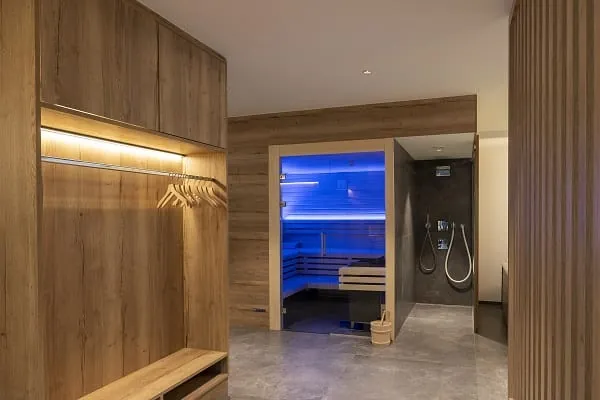 Auch Designsauna und Wellnessdusche geh&ouml;ren zur Ausstattung.