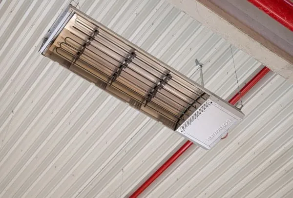 Elektrischer Infrarot-Heizstrahler an Hallendecke montiert