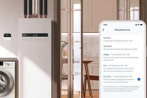 links im Bild Wärmepumpen-Inneneinheit daneben an der Wand tado-Wärmepumpen-Optimierer X, rechts im Bild handy mit Bildschirmanzeige tado-App