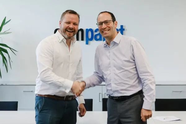 Tim Hannig und Dr. Hannes S&auml;ubert besiegeln die Zusammenarbeit mit einem Handschlag. (v. l.)