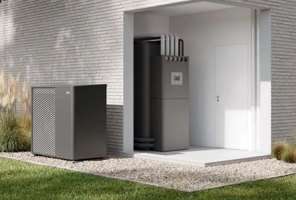Schnittbild Einfamilienhaus: dunkelgraue Monoblock-W&auml;rmepumpe vor der Wand au&szlig;en. Im Innenbereich W&auml;rmespeicher und Hydraulikeinheit.