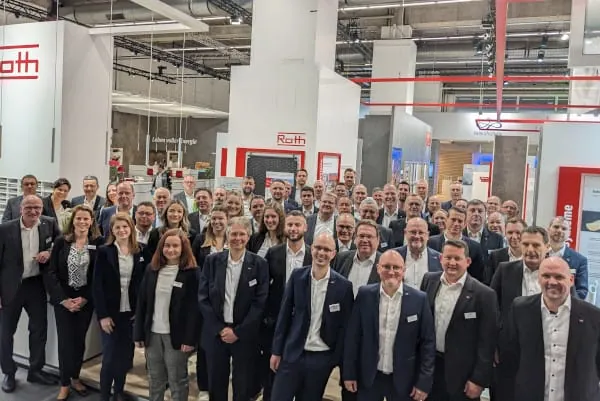 Vorfreude auf den Branchentreff: Das Team der Roth Werke stellt auf der ISH 2025 in Halle 4.0 die Systeml&ouml;sungen f&uuml;r Sanierung und Neubau in den Mittelpunkt.