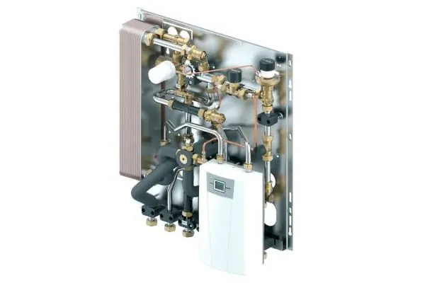 Hybridstation Uponor Combi Port M Hybrid mit leistungsstarken Edelstahl-Plattenwärmetauscher (links) und integriertem Durchlauferhitzer