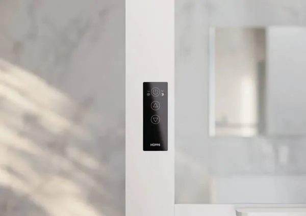 Das Touch-Bedienfeld der Hüppe Sphere fügt sich dezent in das Gesamtbild ein und bieten einfachen Zugang zu allen Funktionen.