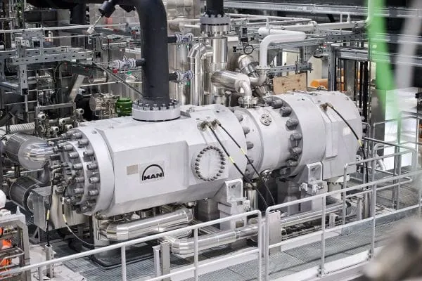 Ölfreier, hermetisch gekapselte HOFIM-Motor-Kompressor der MAN-Großwärmepumpe.